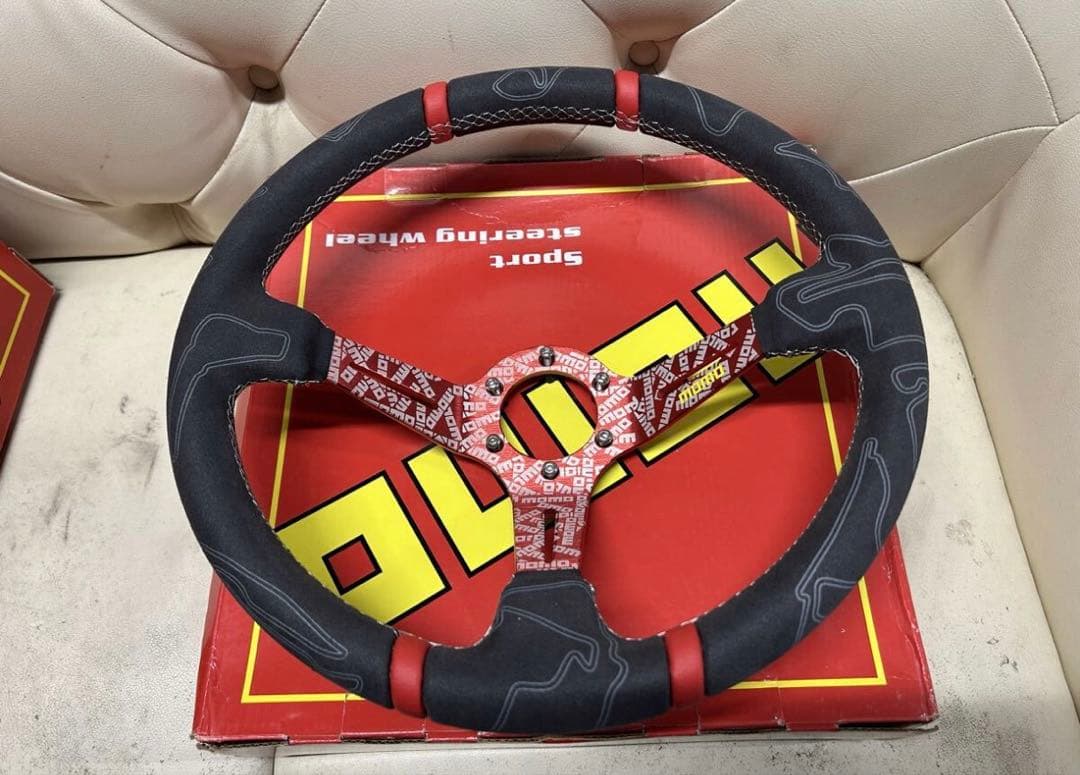 【最終値下げ】MOMO ステアリング 350ミリφ35 レッド スエード