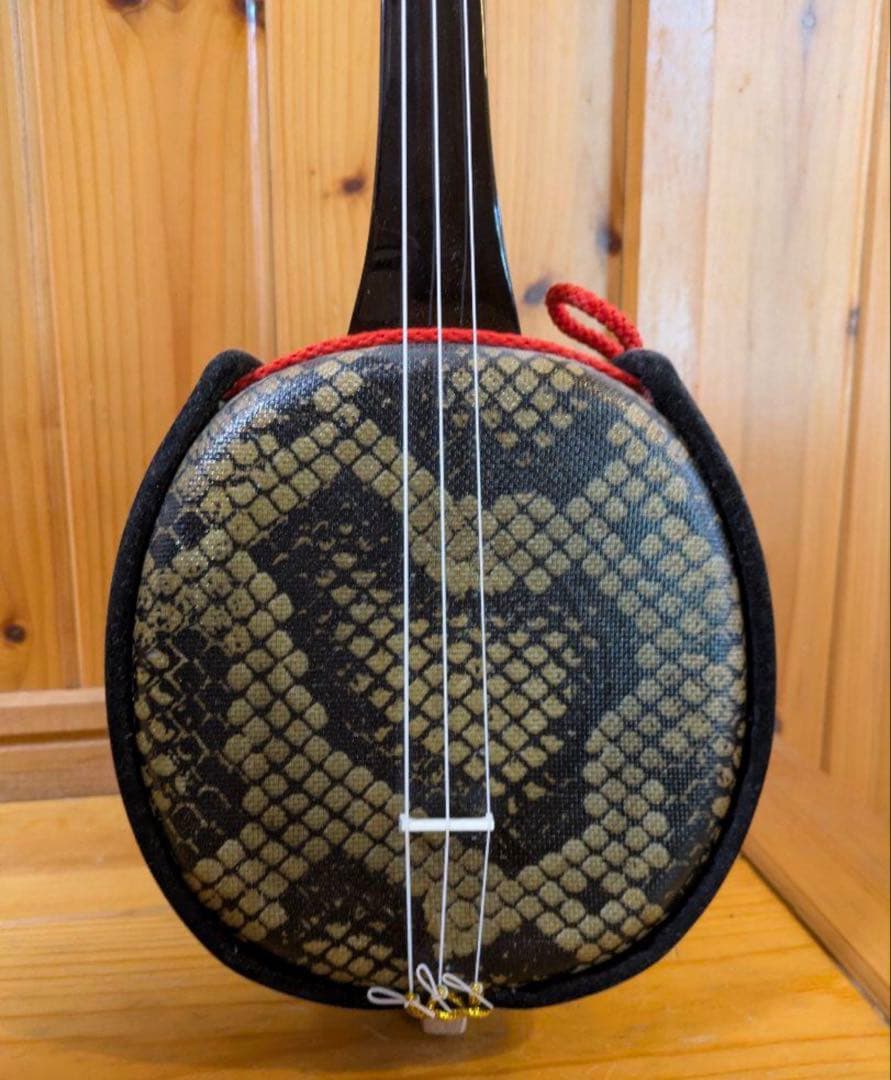 (即購入可能)沖縄購入の三線 全長74センチの一回り小さいサイズ ほぼ新品②