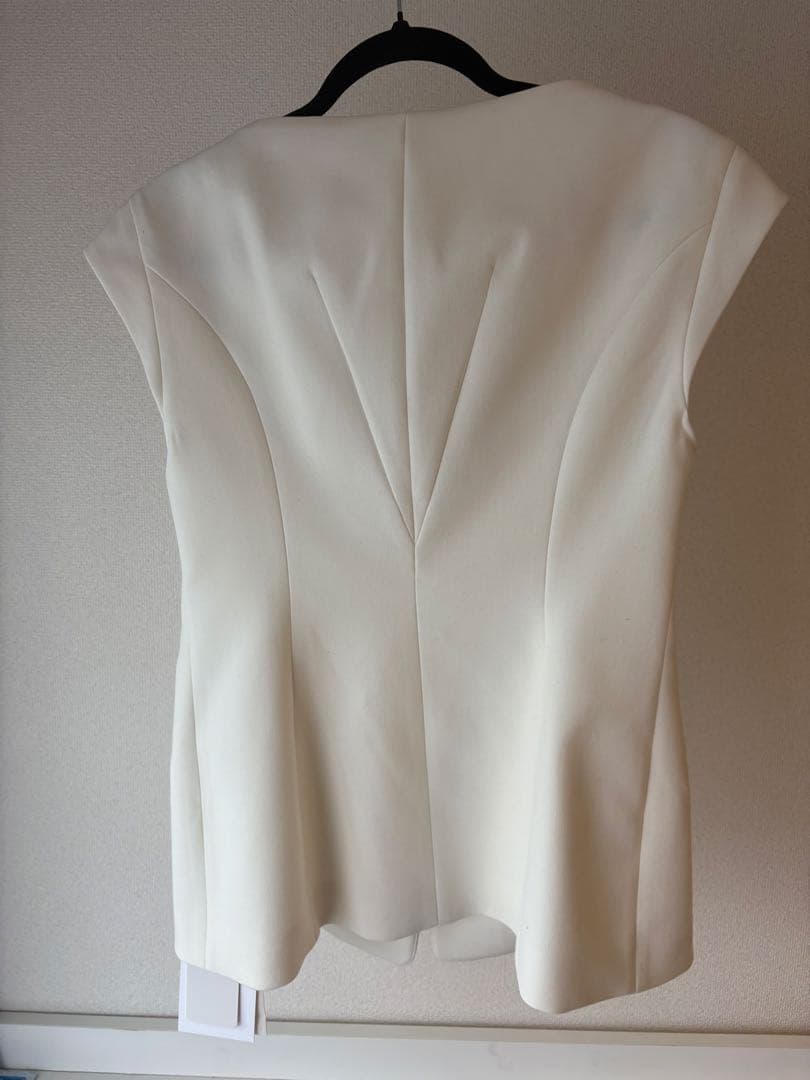 新品　AKIRANAKA ホワイト スリーブレスベスト