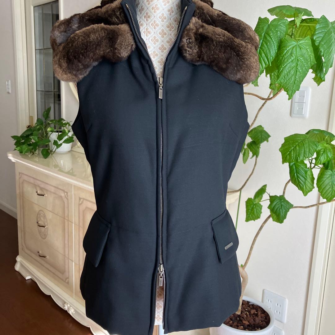 フォクシー ブラックー肉厚フカフカチンチラ付き中綿ベスト　希少42サイズ