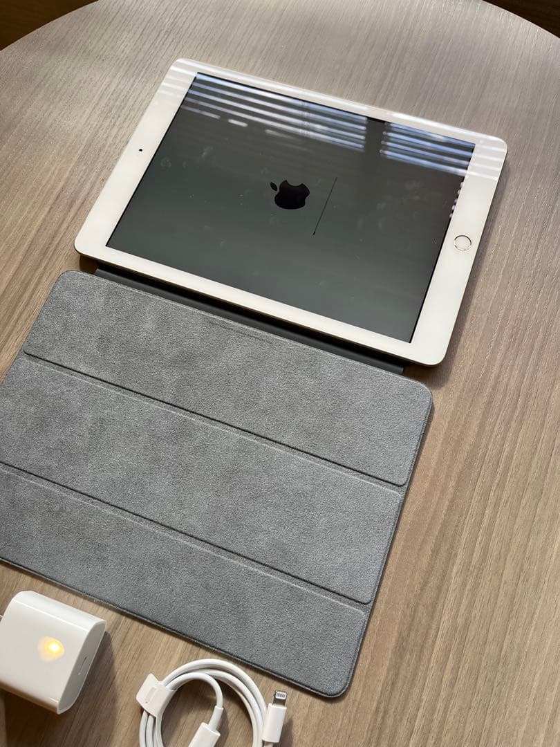 美品 iPad 第5世代 Wi-Fi Cellular SIMフリー 充電器付き