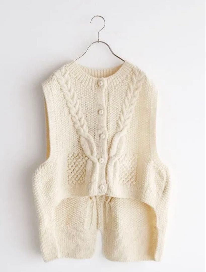 【美品】　tumugu ツムグ　ロービングウールケーブルニット　ベスト