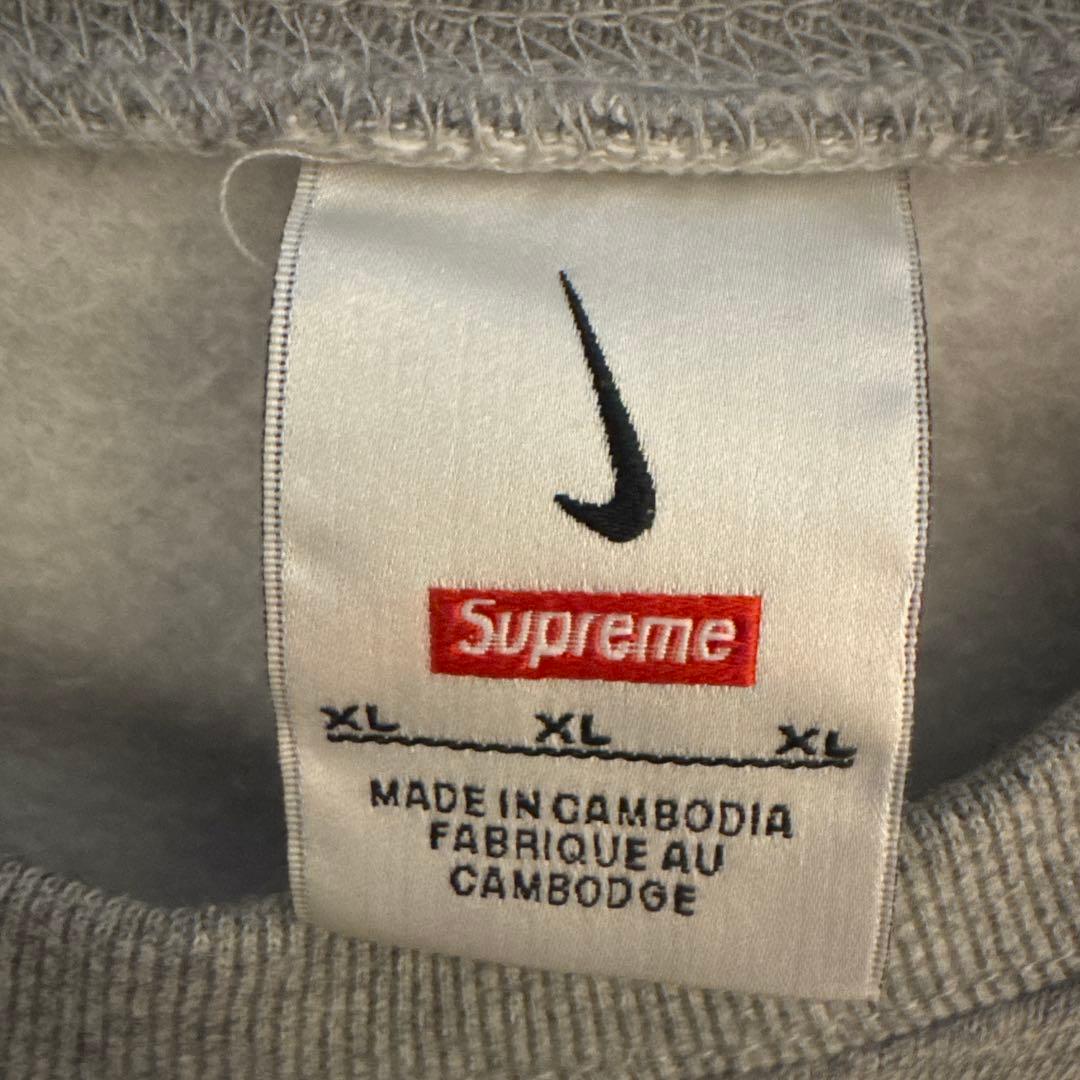 Supreme コラボレーション 刺繍入りクルーネック スウェット