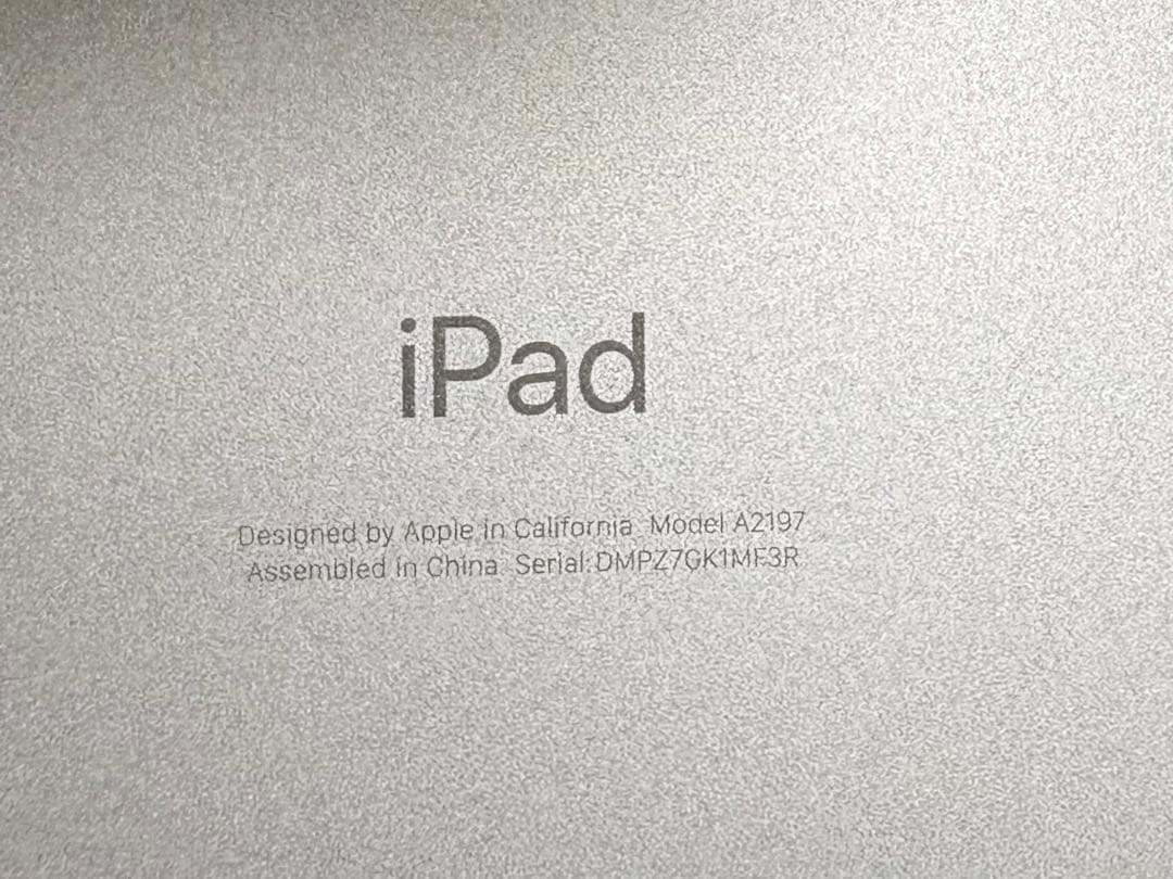 iPad 第7世代 128GB シルバー 本体 + 純正キーボードカバー付き