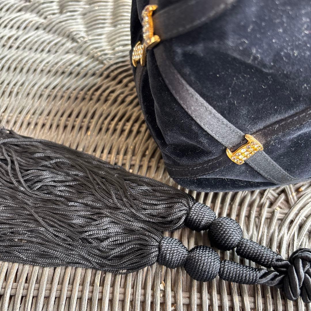 フェラガモ　黒 ベルベット パーティーバッグ タッセル付き