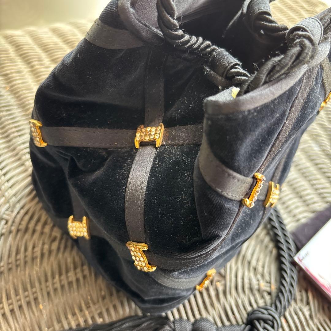 フェラガモ　黒 ベルベット パーティーバッグ タッセル付き