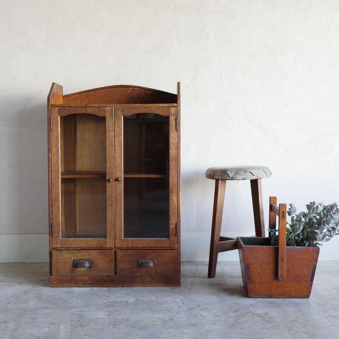 ガラス扉の本箱