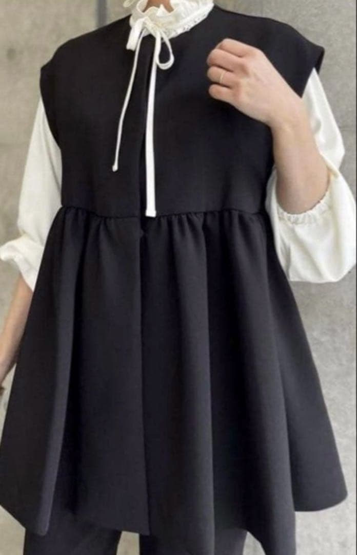 【未使用】anana アナナ　ギャザーぺプラムベスト　ブラック