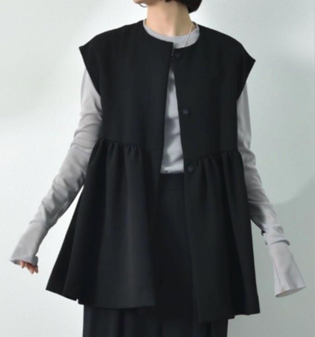 【未使用】anana アナナ　ギャザーぺプラムベスト　ブラック