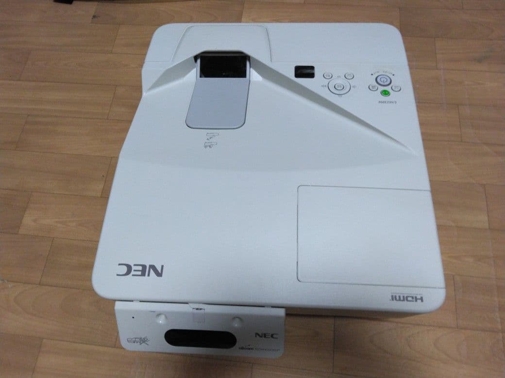 NEC 超短焦点プロジェクター NP-UM330WJL
