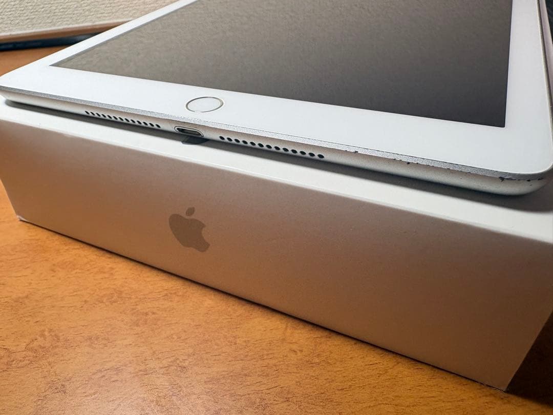 iPad WiFi 32GB シルバー（第6世代）