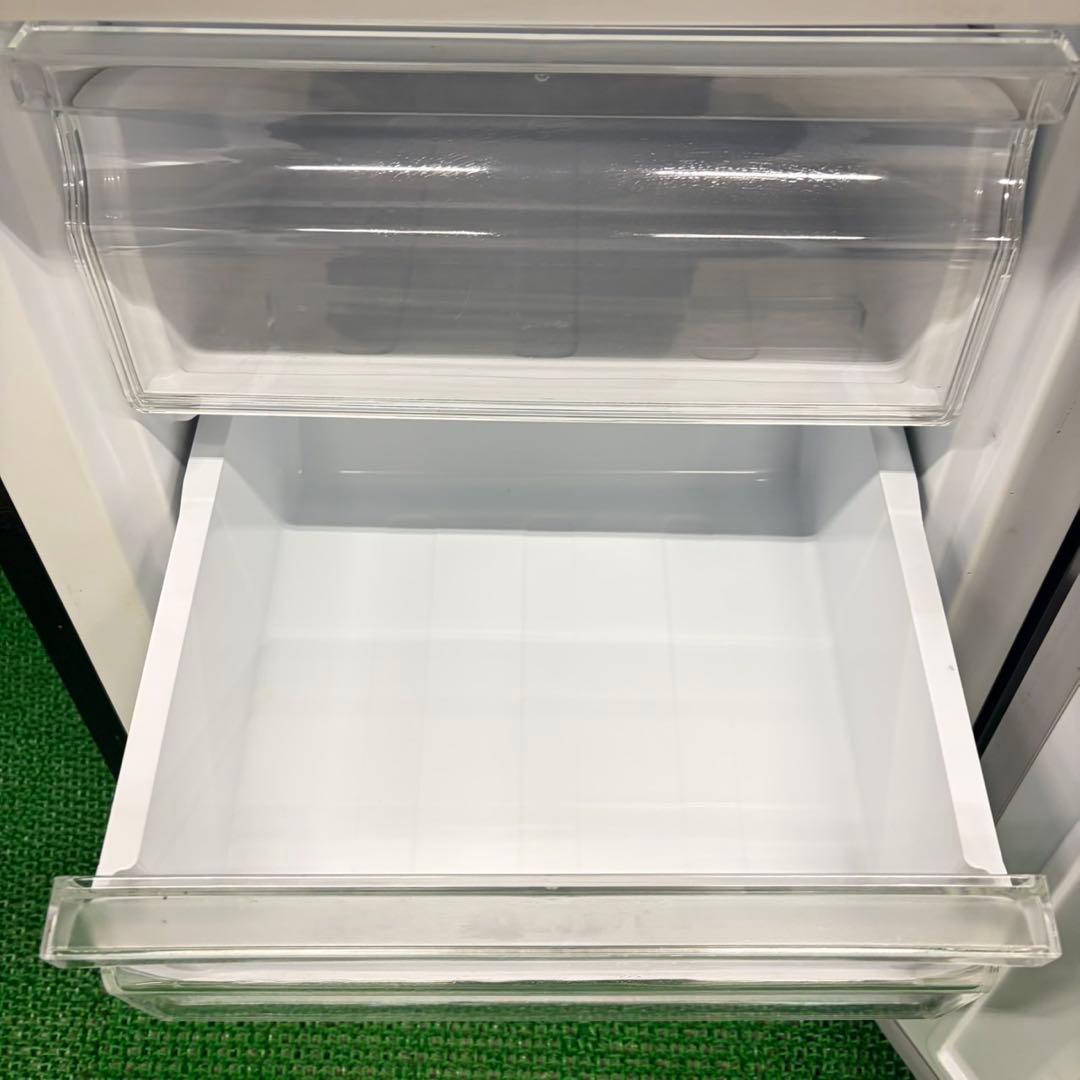 607 大きめサイズ　冷蔵庫　100L強　小型　一人暮らし　右開き　2ドア　黒色