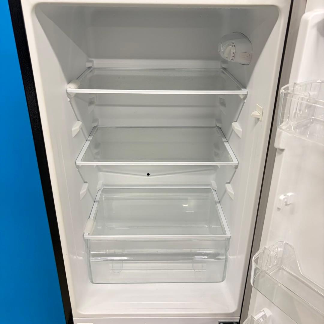 607 大きめサイズ　冷蔵庫　100L強　小型　一人暮らし　右開き　2ドア　黒色