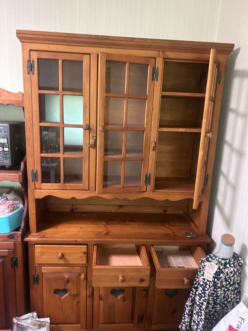 木製食器棚 ガラス扉 ハート型カットアウト【今月購入できる人 】