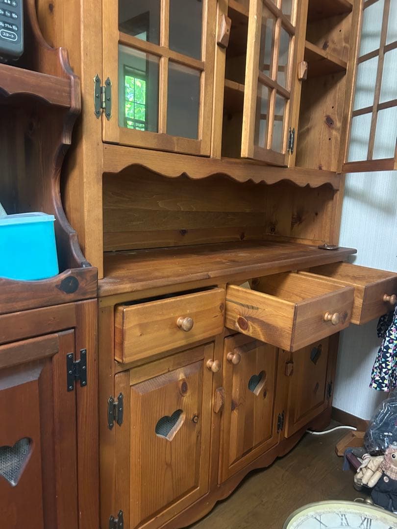 木製食器棚 ガラス扉 ハート型カットアウト【今月購入できる人 】