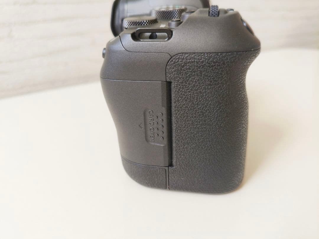 【極美品】キヤノン EOS R6ボディ カバー付 11,000シャッター以下