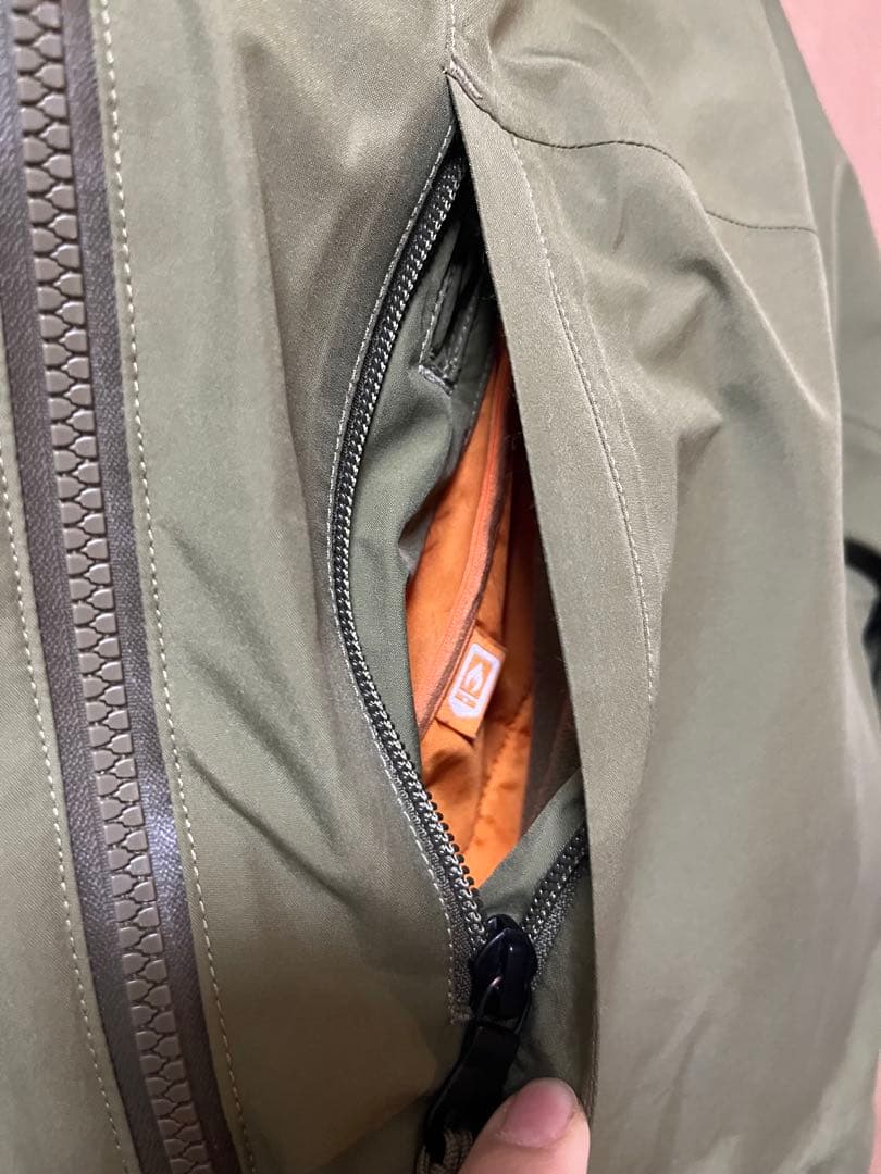 burton wms レディース Gore-Tex ジャケット　カーキ