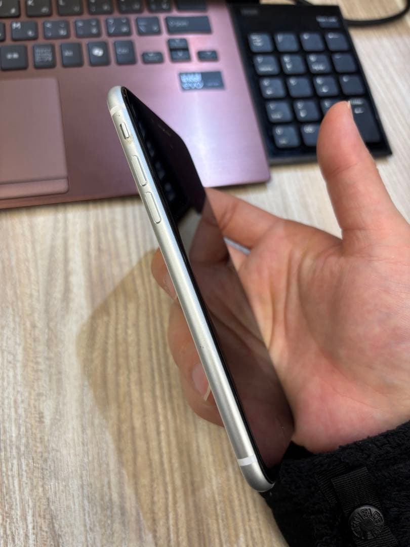 iPhone SE (第2世代)ホワイト　バッテリー残82%