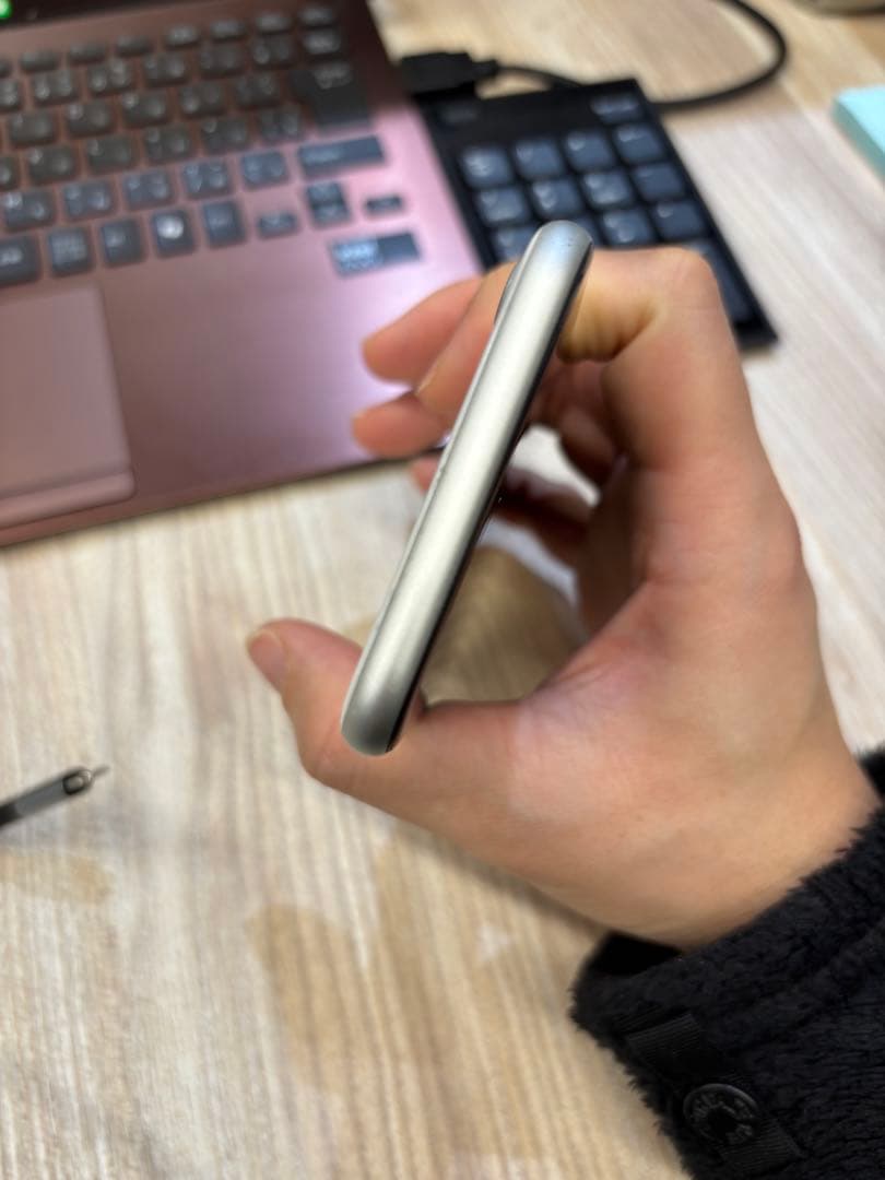 iPhone SE (第2世代)ホワイト　バッテリー残82%