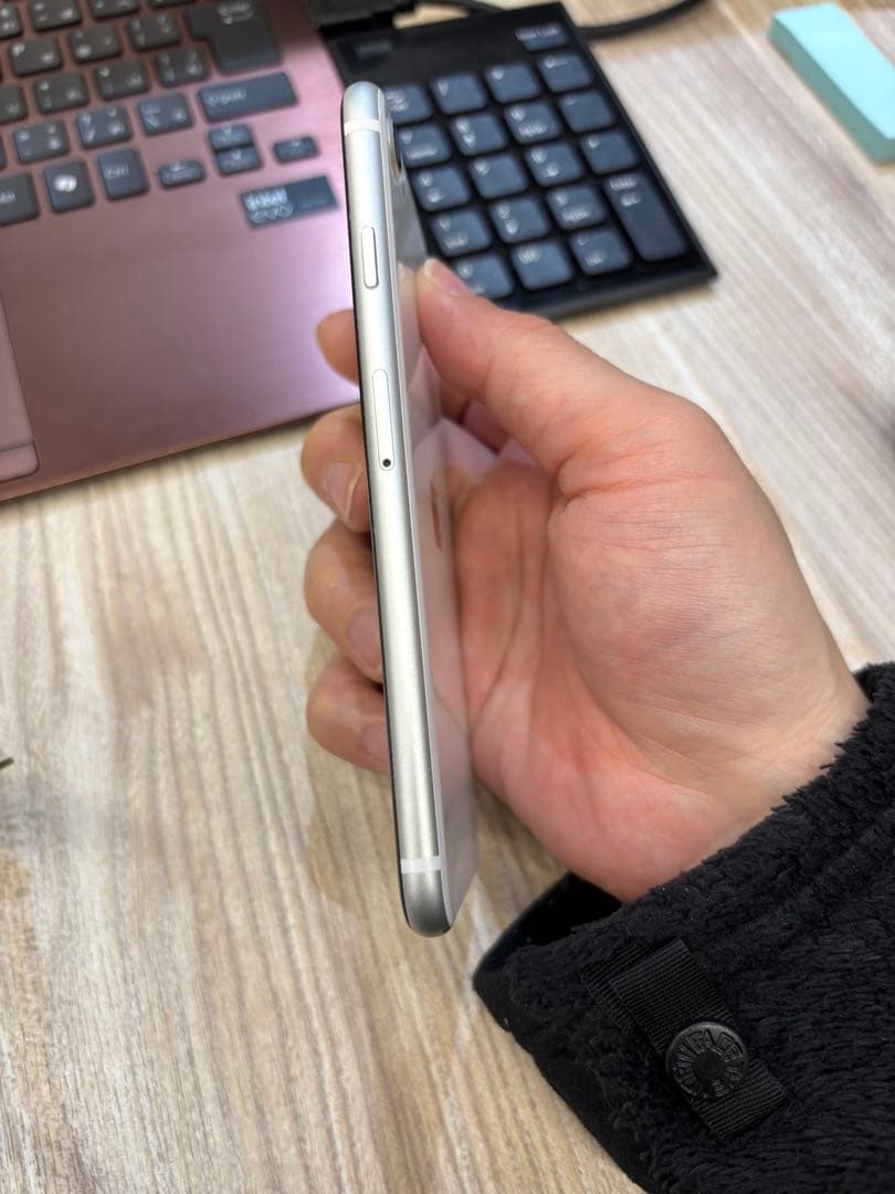 iPhone SE (第2世代)ホワイト　バッテリー残82%