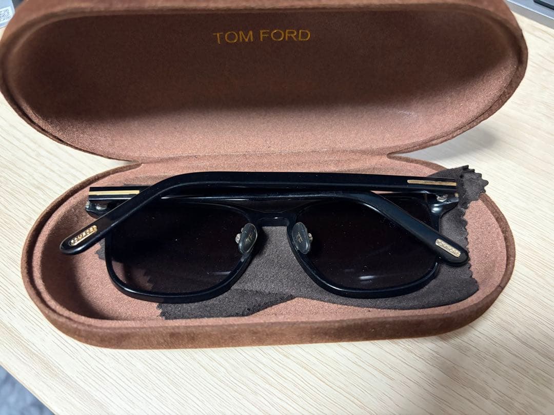 TOM FORD FT1048 ブラックサングラス ケース付き
