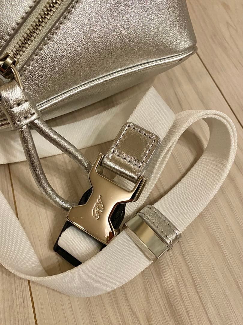 Roger vivier ボディバッグ　シルバー