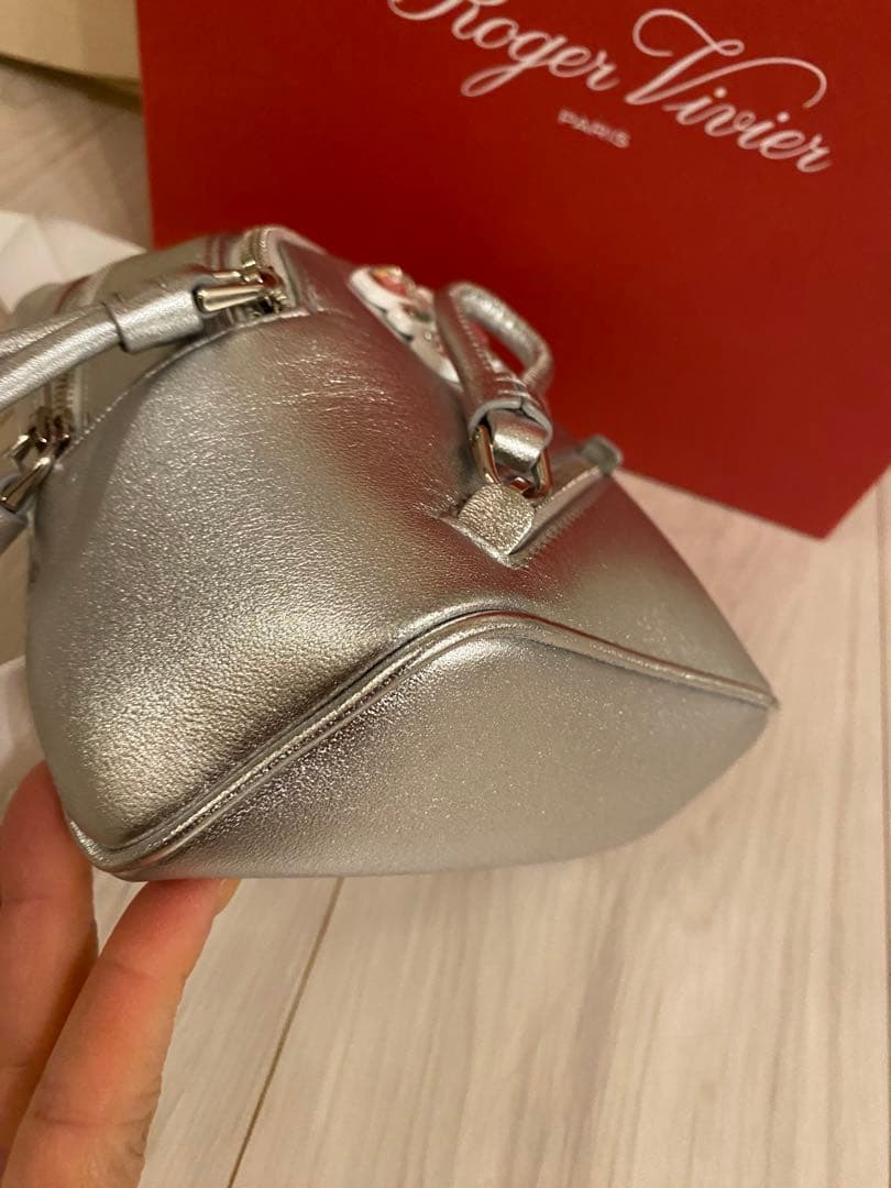 Roger vivier ボディバッグ　シルバー