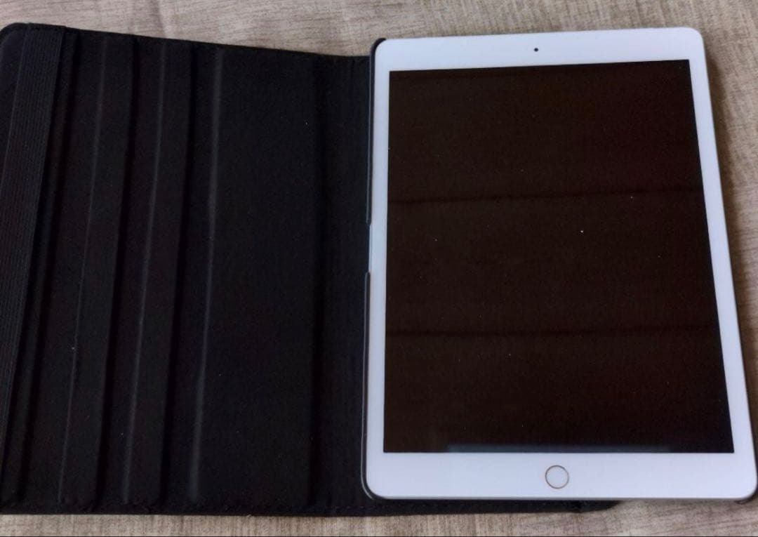 iPad（第7世代）　32GB シルバー、本体とカバーケース