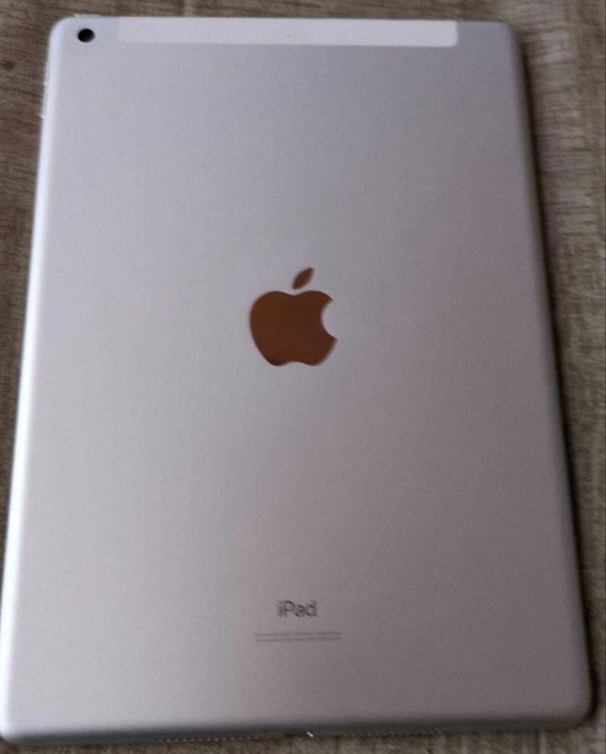 iPad（第7世代）　32GB シルバー、本体とカバーケース