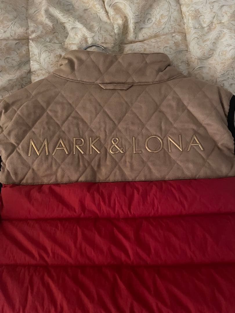 MARK & LONA フード付きベスト レッド/ベージュ