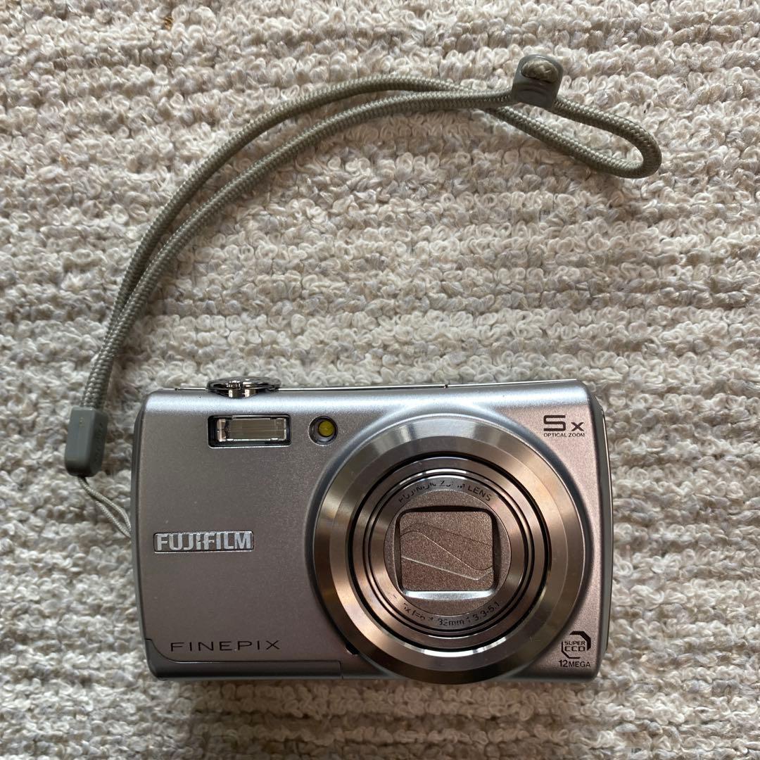 富士フィルム　Fujifilm FinePix F100fdデジカメラ　充電器付