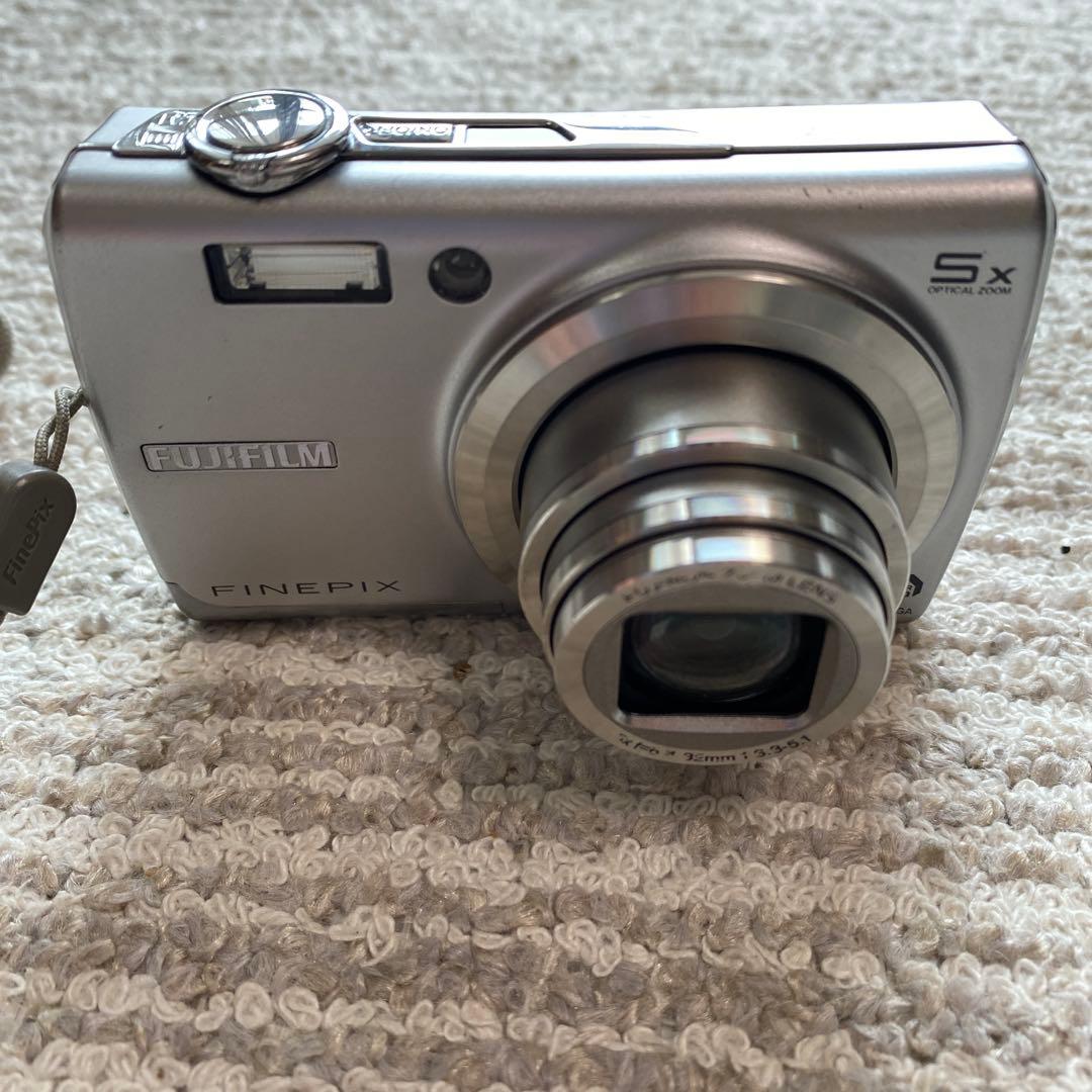 富士フィルム　Fujifilm FinePix F100fdデジカメラ　充電器付