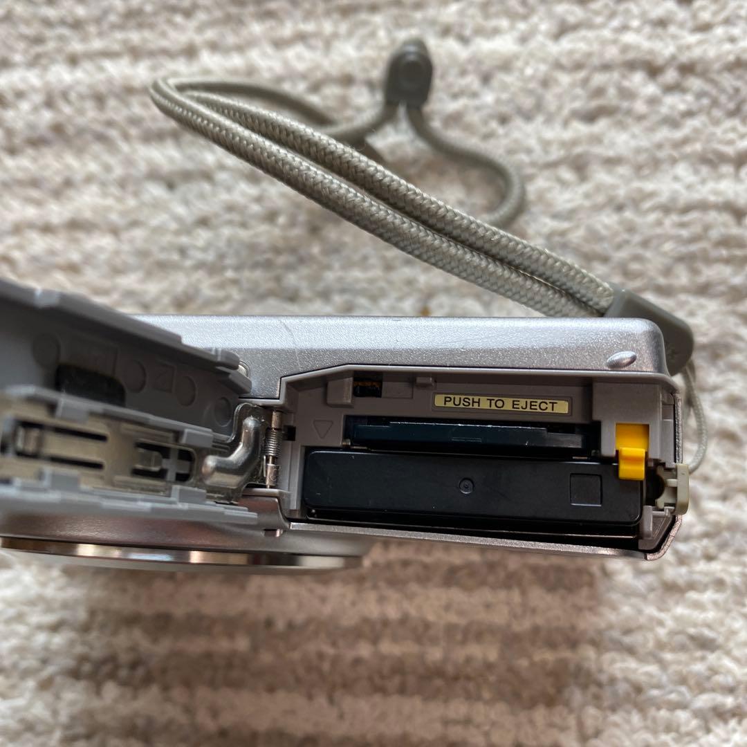 富士フィルム　Fujifilm FinePix F100fdデジカメラ　充電器付