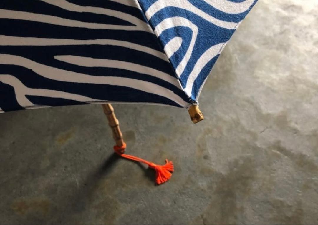 傳-ツタエ 青白シマウマ柄　日傘 木製持ち手