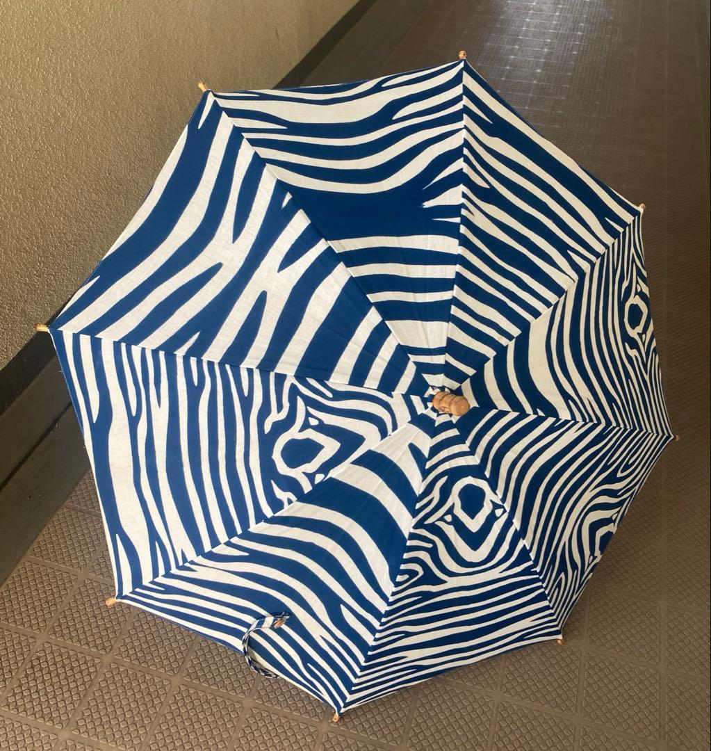 傳-ツタエ 青白シマウマ柄　日傘 木製持ち手