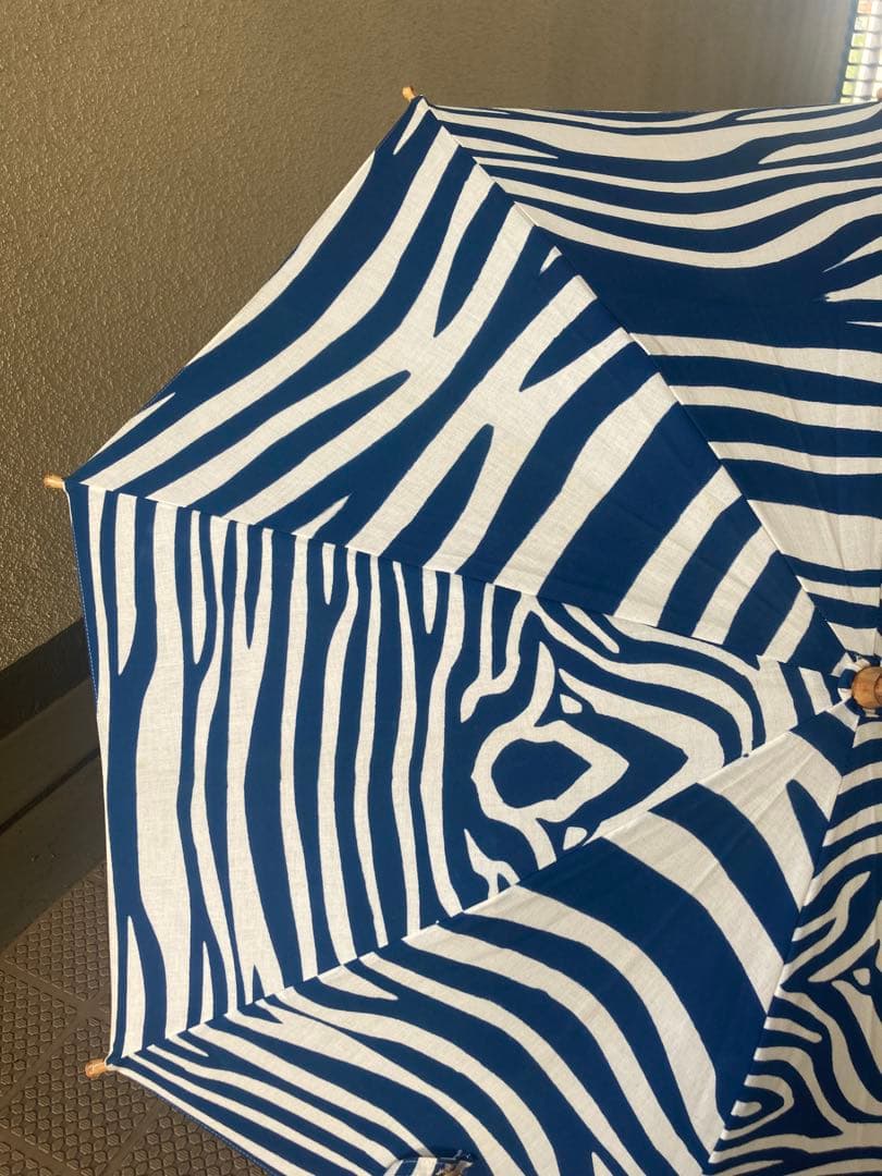 傳-ツタエ 青白シマウマ柄　日傘 木製持ち手