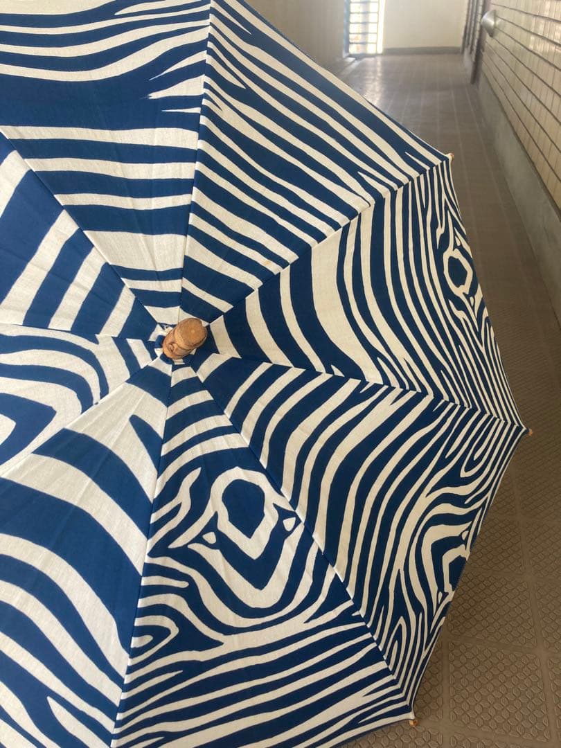 傳-ツタエ 青白シマウマ柄　日傘 木製持ち手