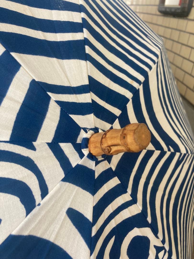 傳-ツタエ 青白シマウマ柄　日傘 木製持ち手