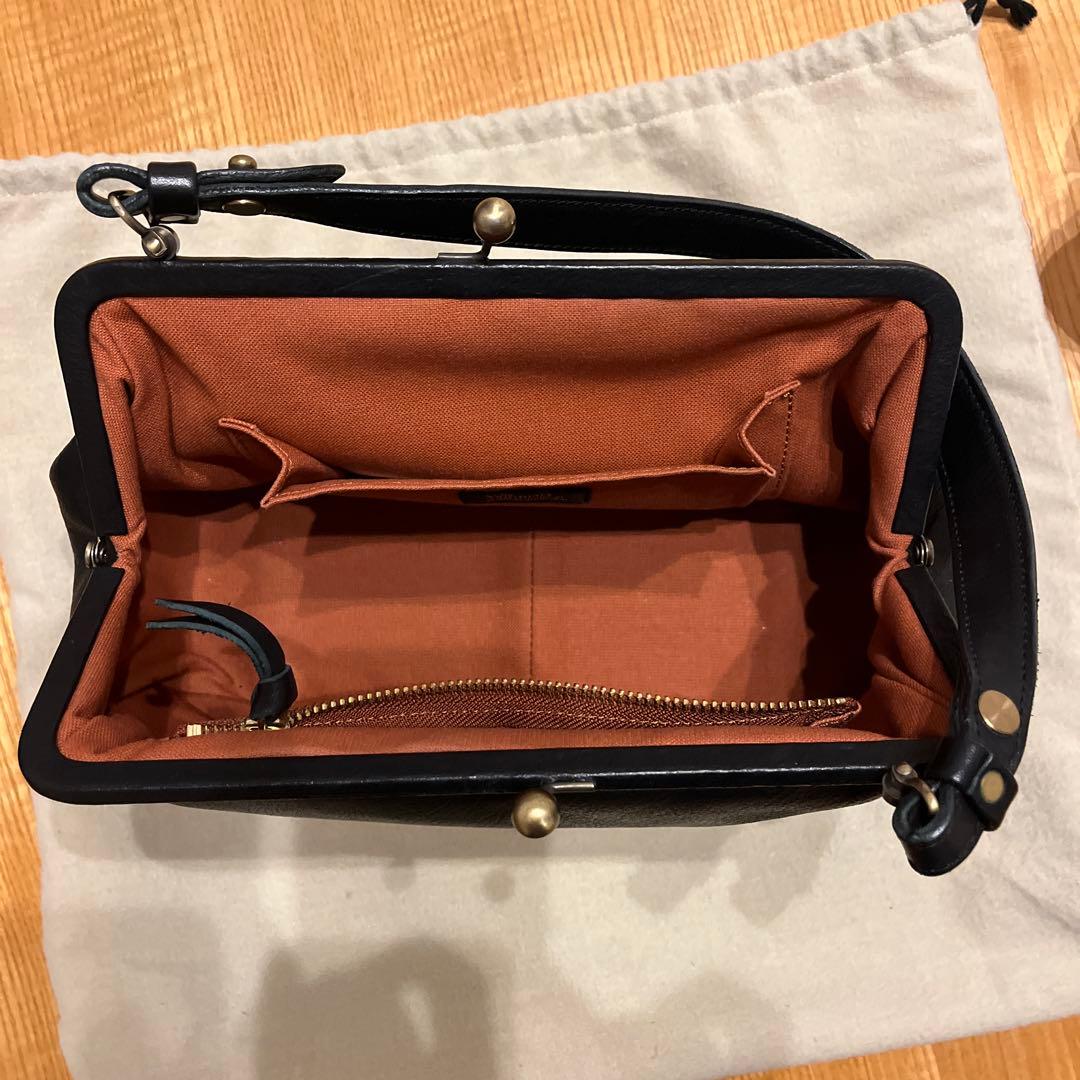 Yammart(ヤマート) カウレザーがま口ラウンド型ハンドバッグ　美品