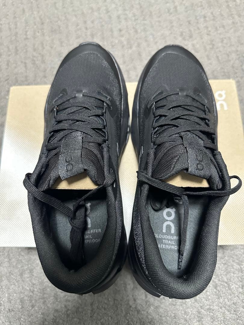 On 防水ランニングシューズ ブラックCloudsurfer Trail 2WP