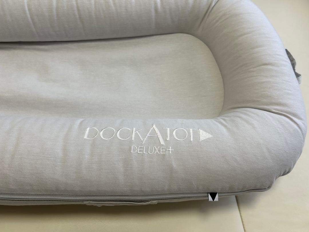 DockATot Deluxe+ ベビーベッド グレー 収納バッグ付き