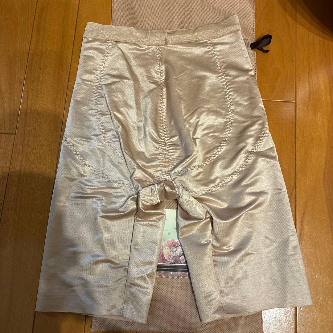 BLOOMLUXE ブライダルインナー　E70 ガードルM