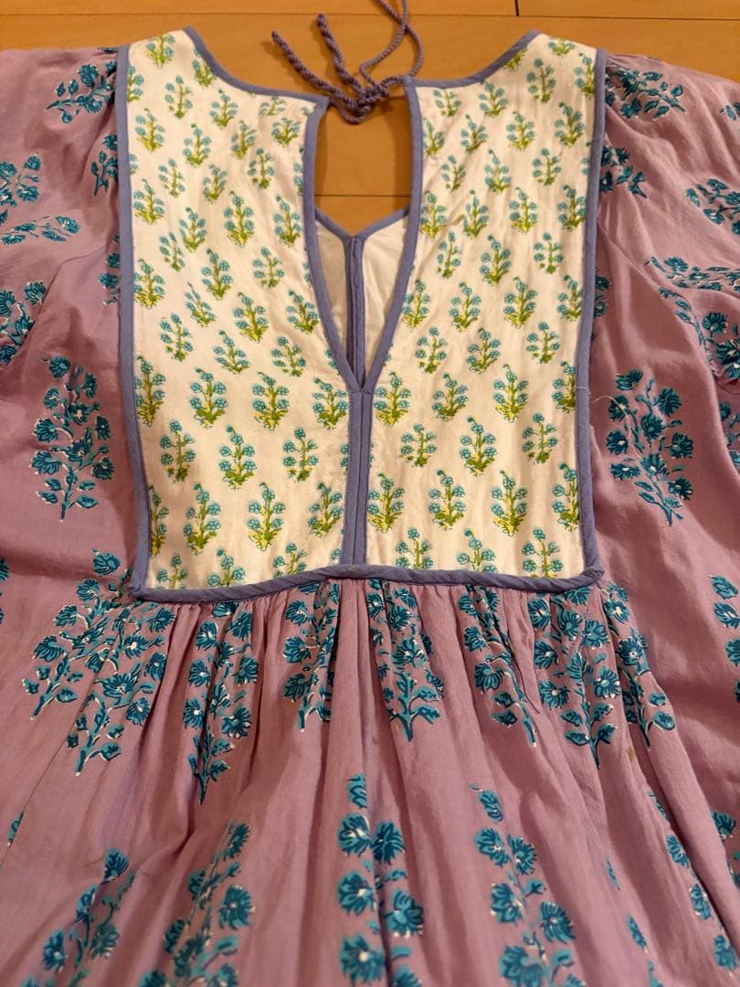 ヌキテパ　薄紫色の刺繍入り長袖ワンピース