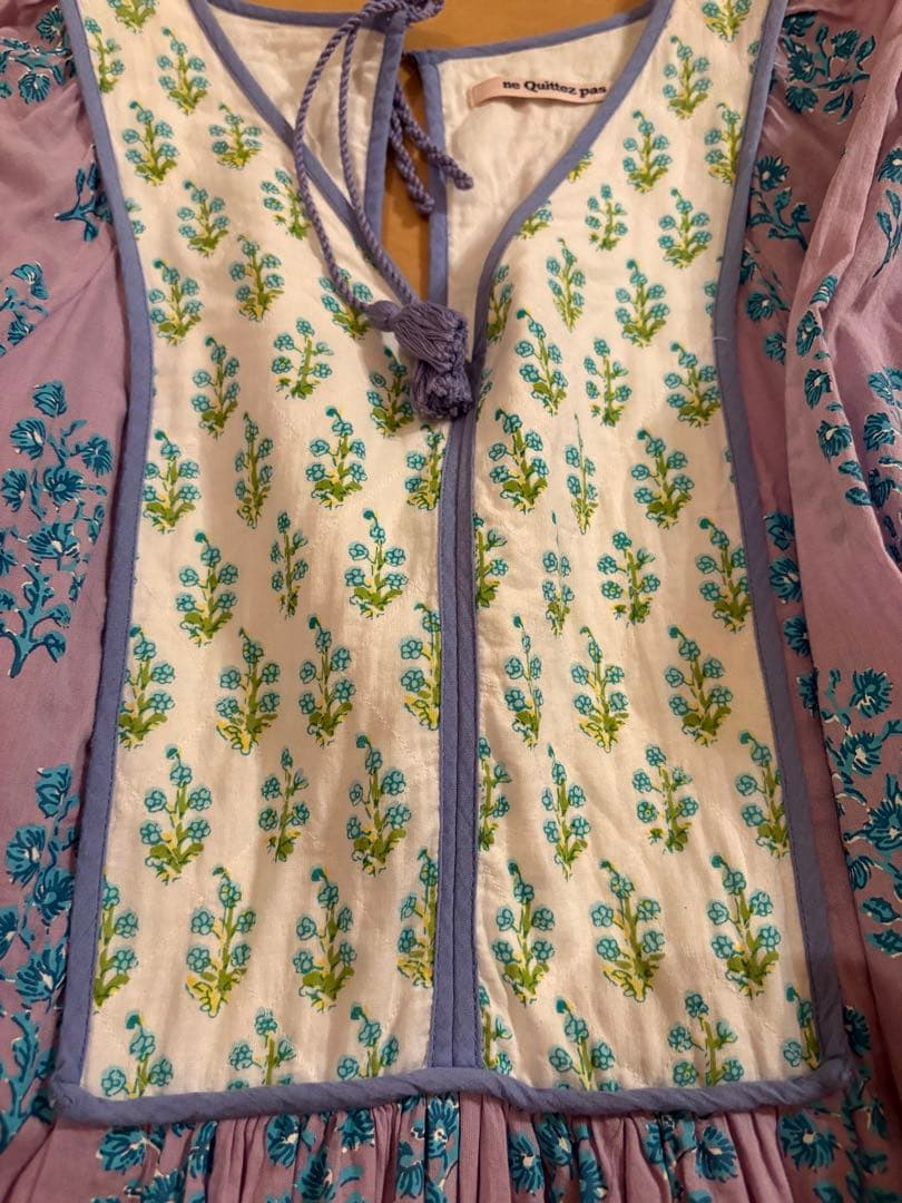 ヌキテパ　薄紫色の刺繍入り長袖ワンピース