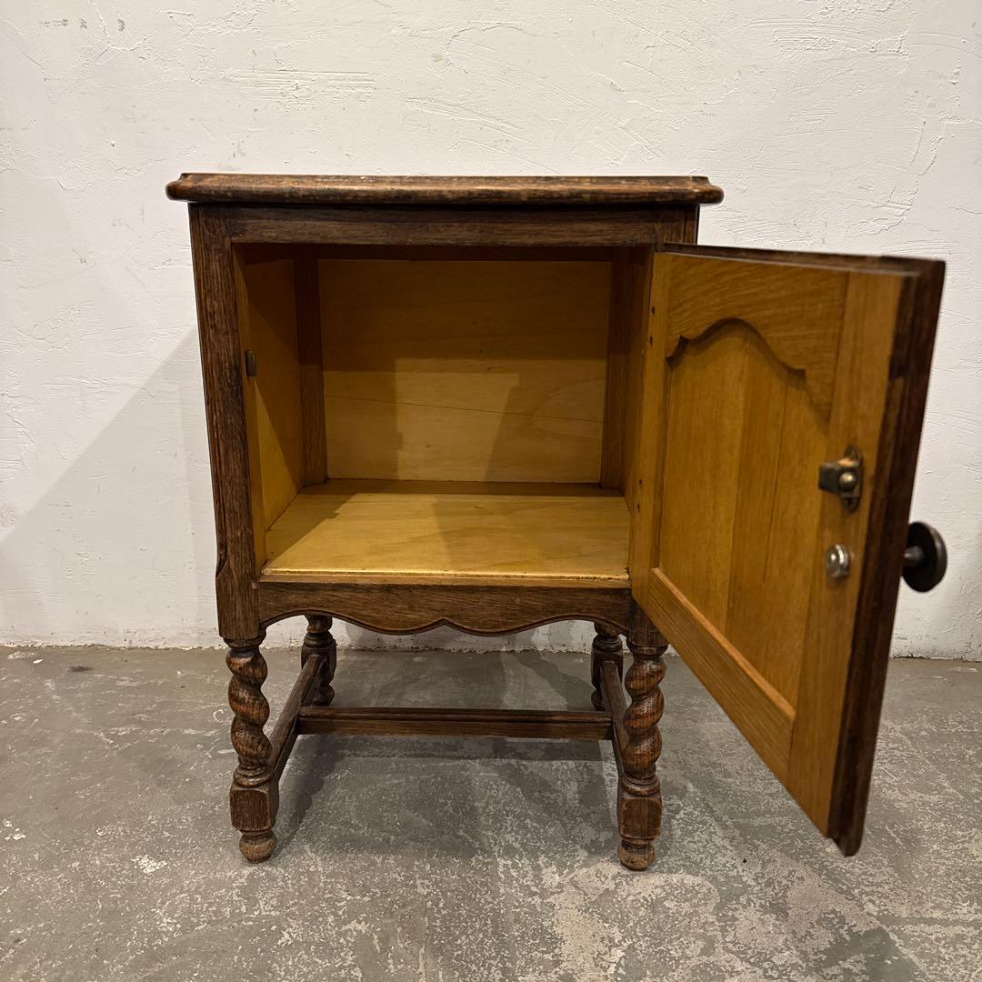 ヴィンテージ　木製サイドテーブル　扉収納付き