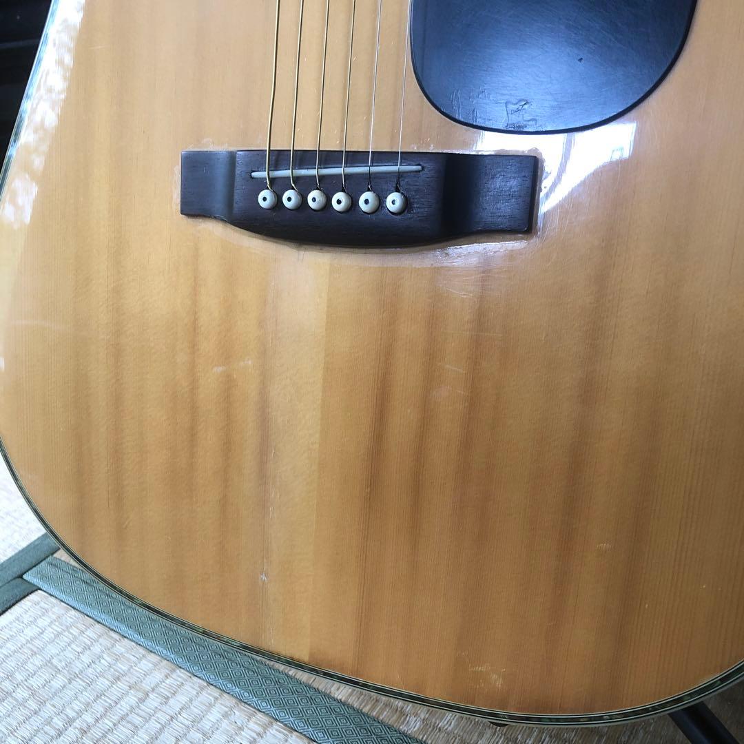 アコースティックギターです