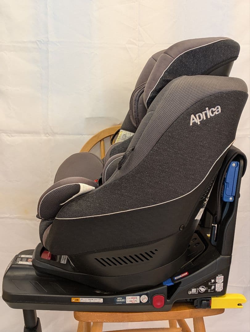 アップリカ　クルリラプレミアムチャイルドシート　革、布シート保護マット市販品付