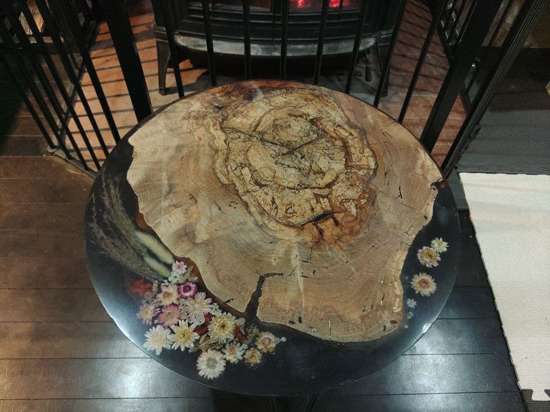 レジンとドライフラワーのローテーブル