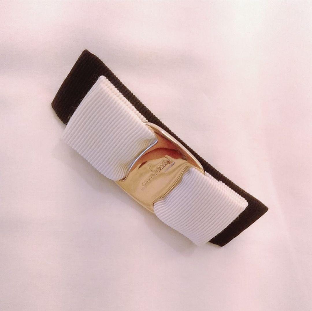 hanaフェラガモ　バレッタ　白黒