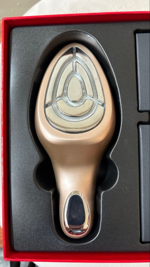 IKKOプロデュース MEラボンエクラ 美顔器 ゴールド充電器付き